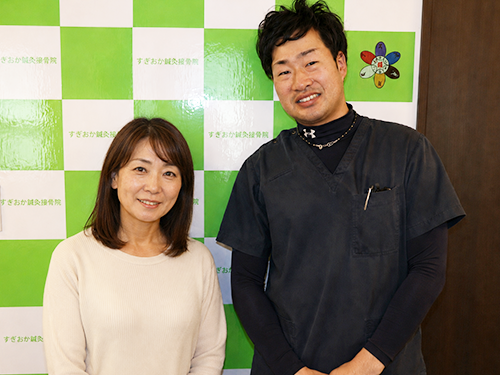 美容鍼を受けられた40代女性とスタッフのツーショット写真