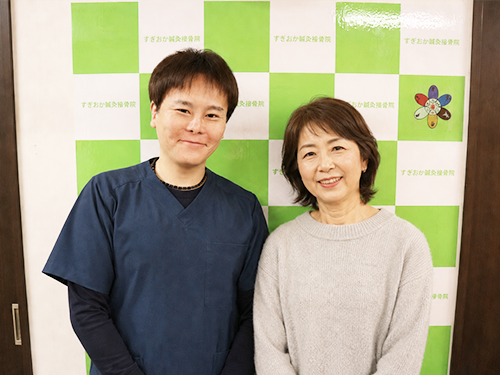 美容鍼とOMEGA PDTを受けられた50代女性とスタッフのツーショット写真