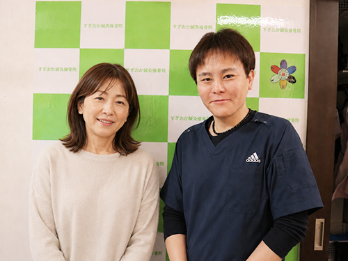 美容鍼とOMEGA PDTを受けられた50代女性とスタッフのツーショット写真