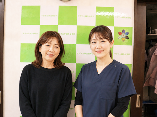 小顔矯正を受けられた50代女性とスタッフのツーショット写真